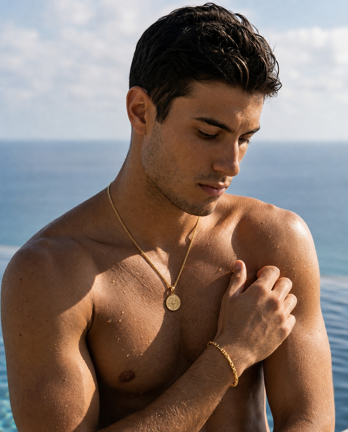 Collar de rosa de los vientos para hombre dorado en acero y oro 18k