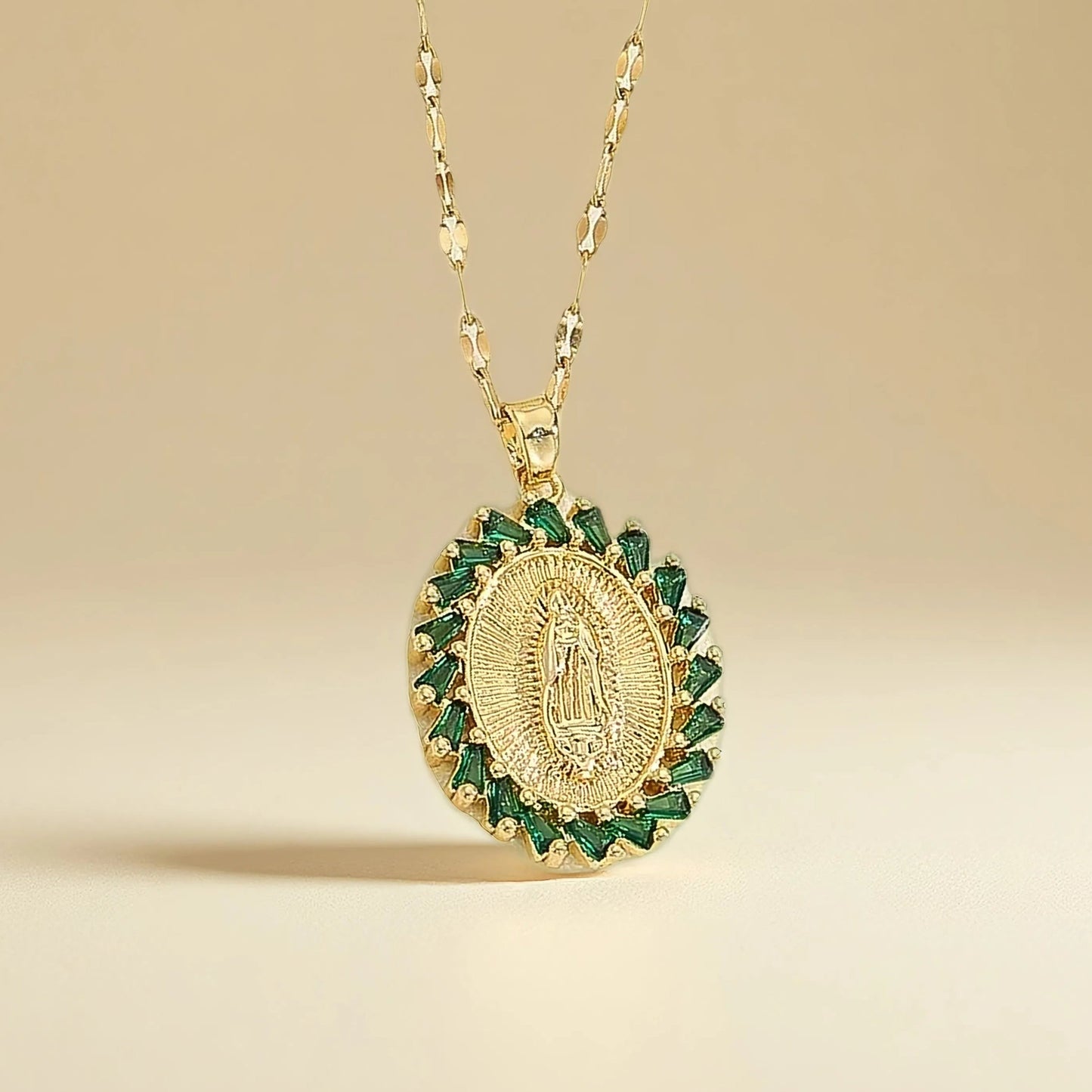 Collar virgen con circonitas verdes