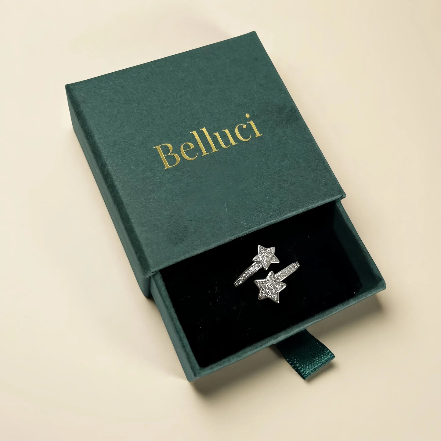 Anillo de estrellas entrelazadas