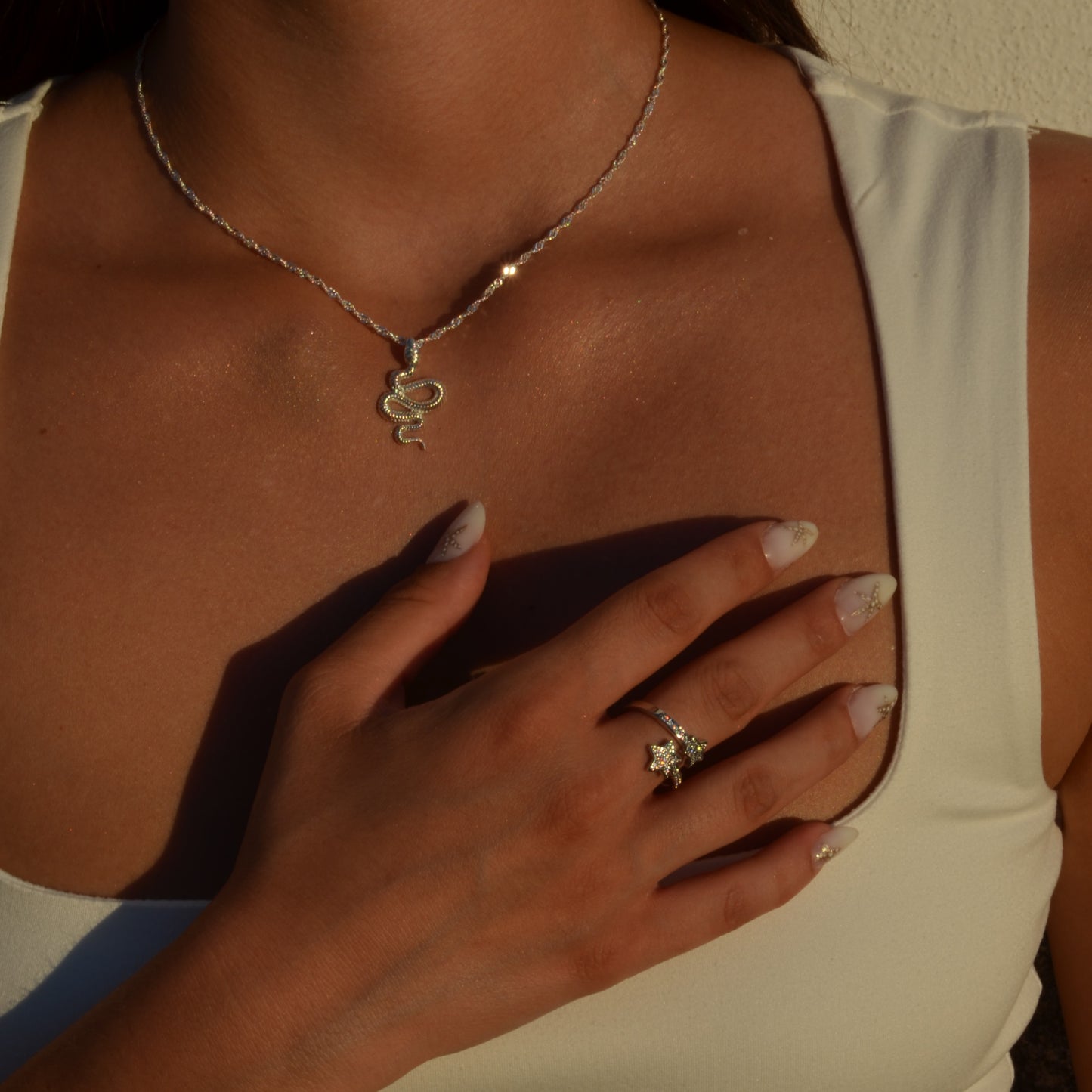Anillo de estrellas entrelazadas