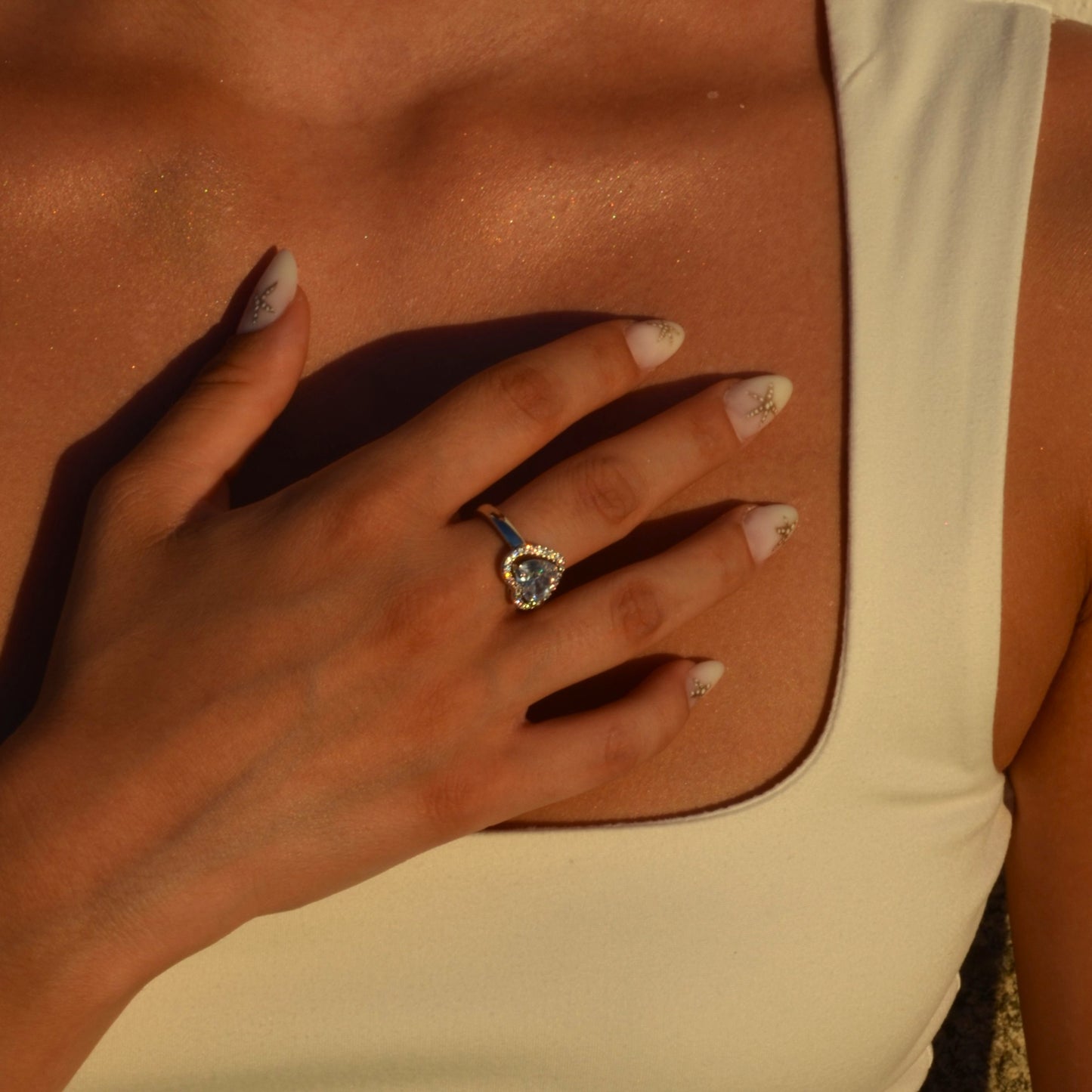 Anillo esencial corazón  con circonitas