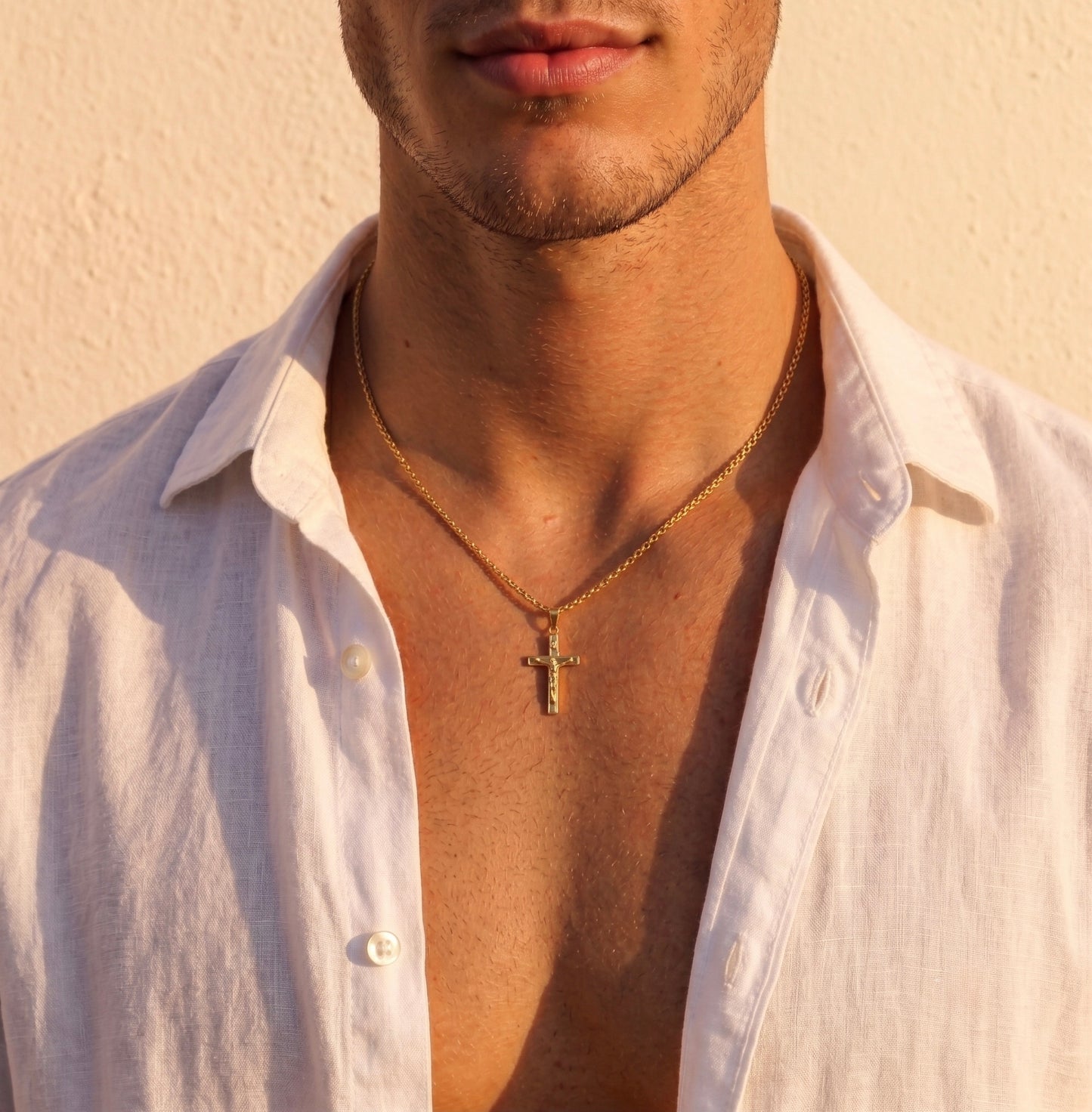 Collar de crucifijo para hombre dorado en acero y oro 18k