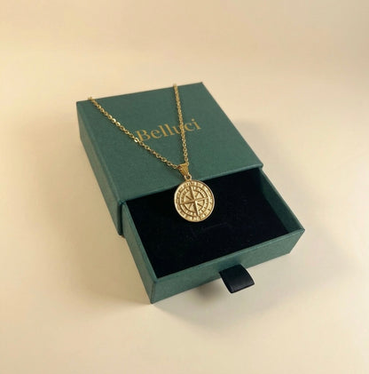 Colar de rosa dos ventos para homem dourado em aço e ouro 18k