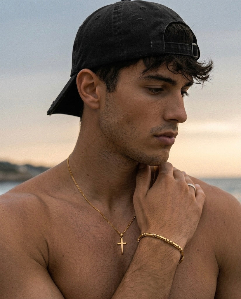 Colar de cruz para homem dourado em aço e ouro 18k