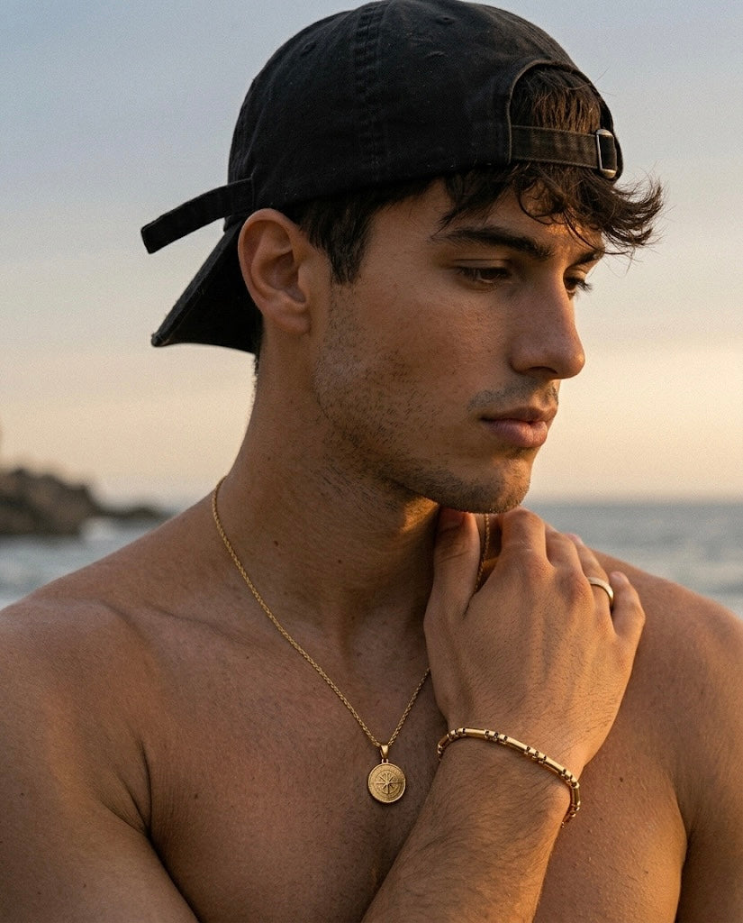 Colar de rosa dos ventos para homem dourado em aço e ouro 18k