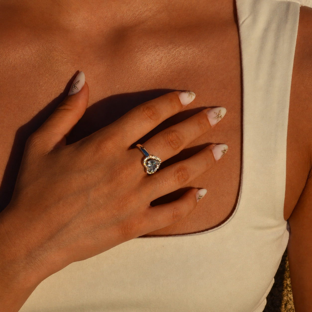 Anillo de corazón plateado con circonitas en acero 316L