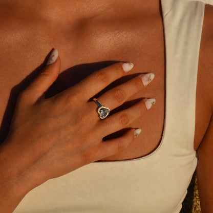 Anillo de corazón plateado con circonitas en acero 316L