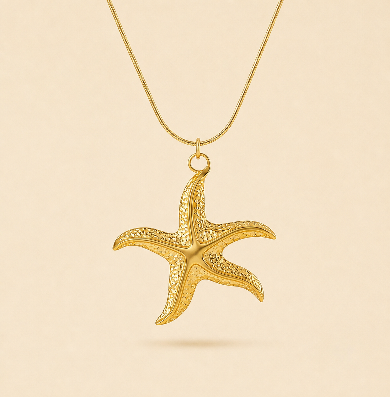 Collar de estrella de mar dorado en acero y oro 18k
